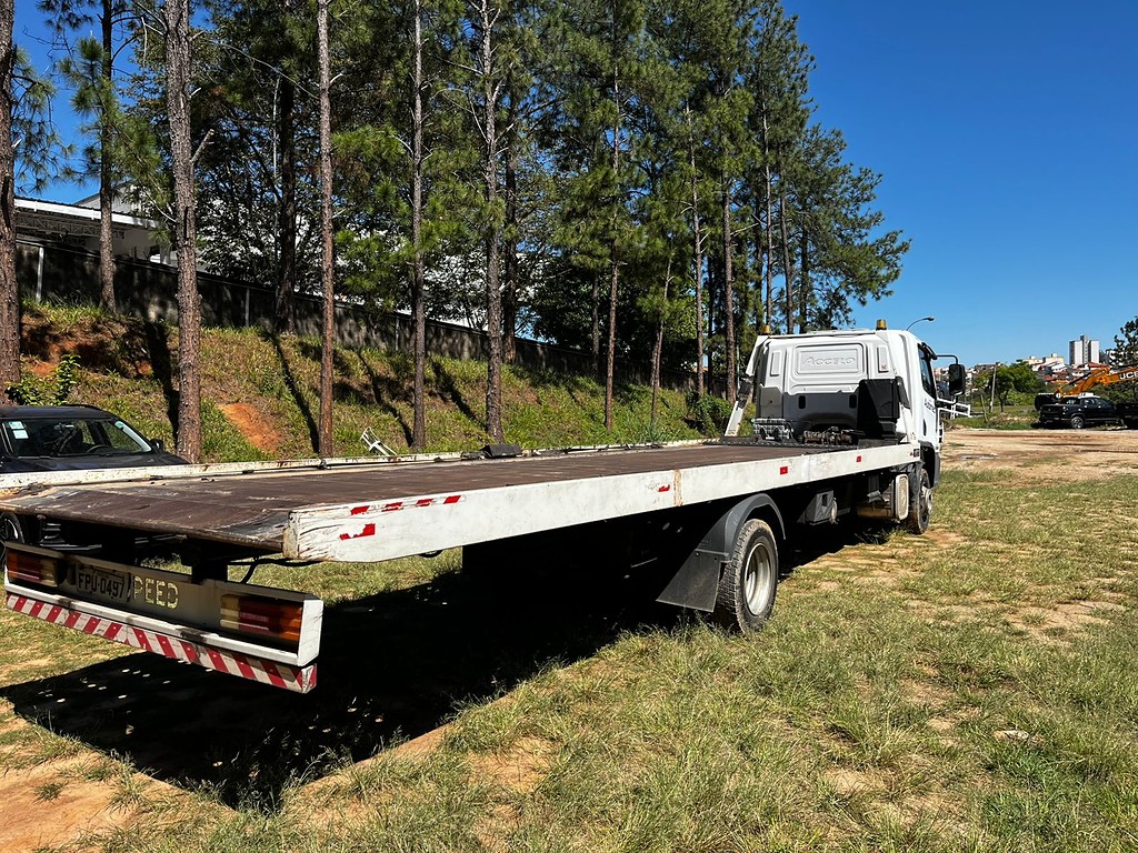 Caminhão MERCEDES BENZ MB 1016 Plataforma Guincho ANO 2019 de Automec Veículos em São Paulo
