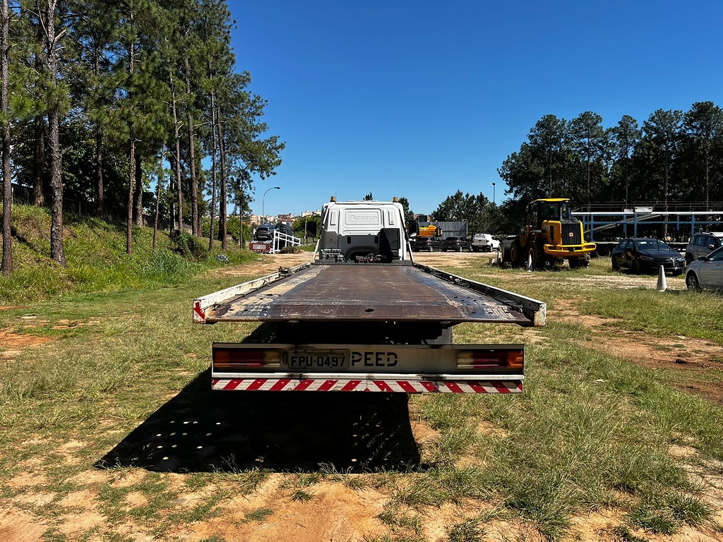 Caminhão MERCEDES BENZ MB 1016 Plataforma Guincho ANO 2019 de Automec Veículos em São Paulo