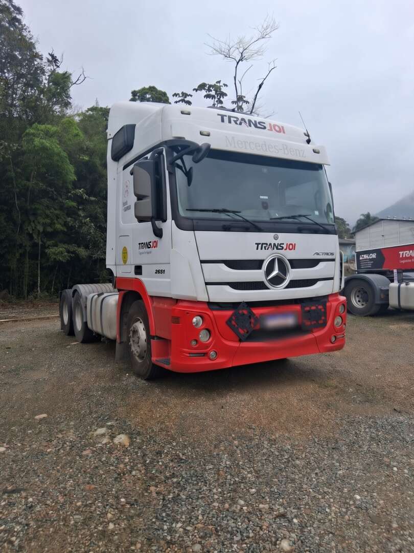 Caminhão MERCEDES BENZ MB 2651 Cavalo Mecânico ANO 2020 de Transjoi Transportes na Santa Catarina