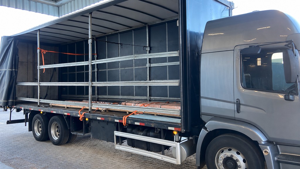 Caminhão VOLKSWAGEN VW 24280 Baú Sider ANO 2021 de Venda Truck Anúncios Curitiba PR no Paraná
