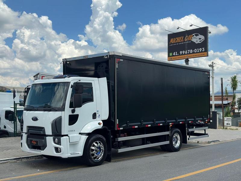 Caminhão FORD CARGO 1723 Baú Sider ANO 2014 de Michel Car no Paraná