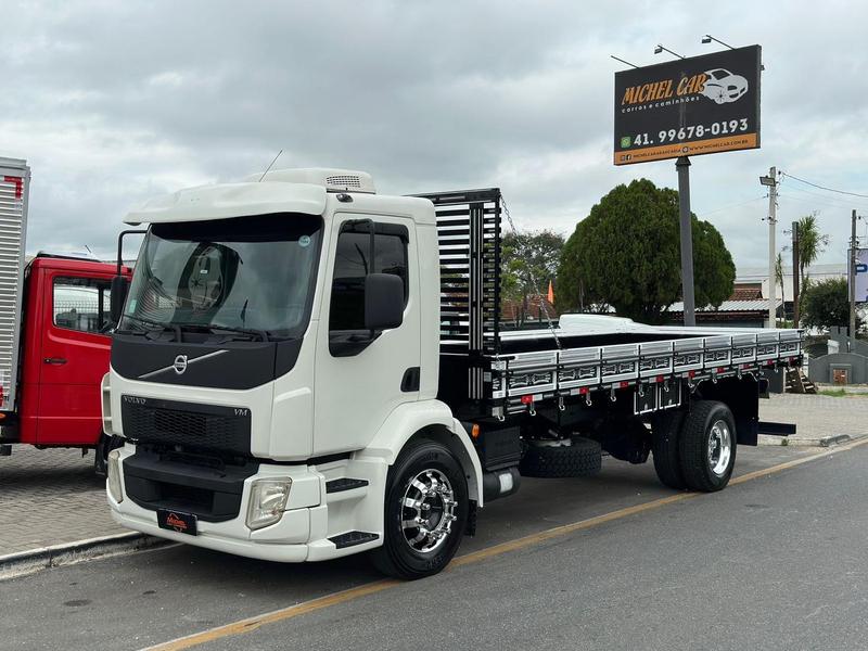 Caminhão VOLVO VM 220 Carroceria ANO 2014 de Michel Car no Paraná