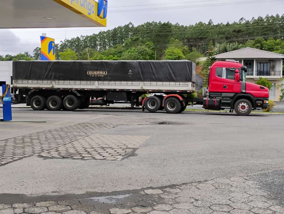 Carreta SEMI-REBOQUE GRANELEIRO Guerra ANO 2013 3 Eixos de Grudtner Caminhoes na Santa Catarina