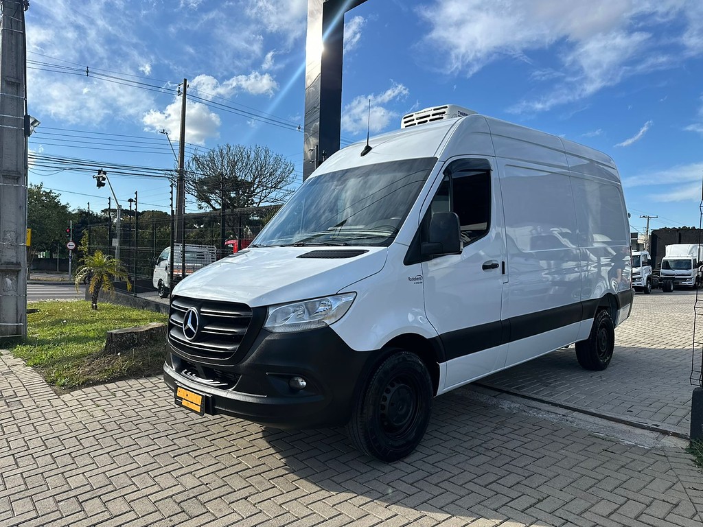 Caminhão ·UTILITÁRIO MERCEDES BENZ SPRINTER CHASSI 416 Baú Refrigerado ANO 2021 de Gauchinho Multimarcas no Paraná