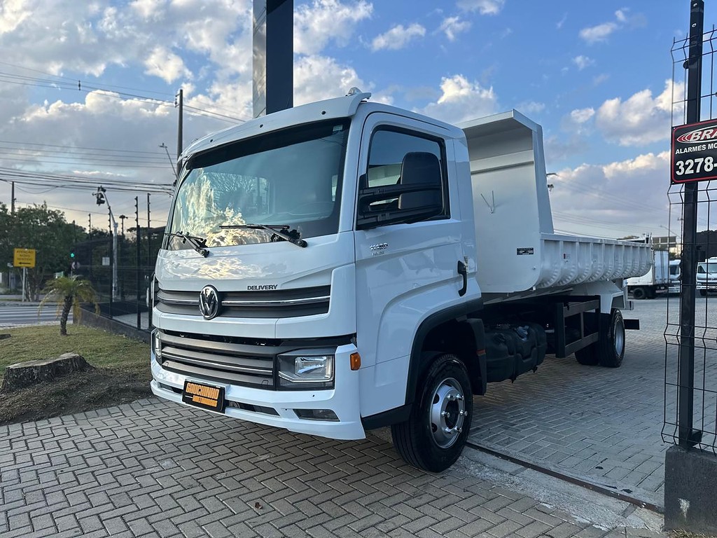 Caminhão VOLKSWAGEN VW 11180 Caçamba Basculante ANO 2023 de Gauchinho Multimarcas no Paraná