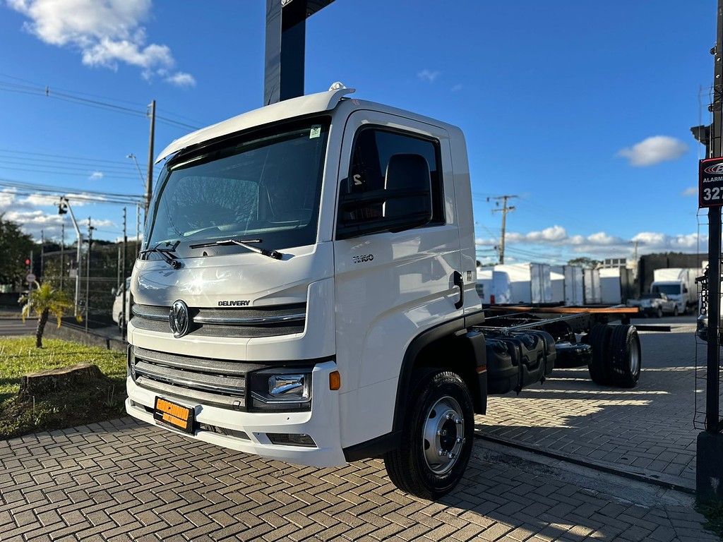Caminhão VOLKSWAGEN VW 11180 Chassis ANO 2023 de Gauchinho Multimarcas no Paraná