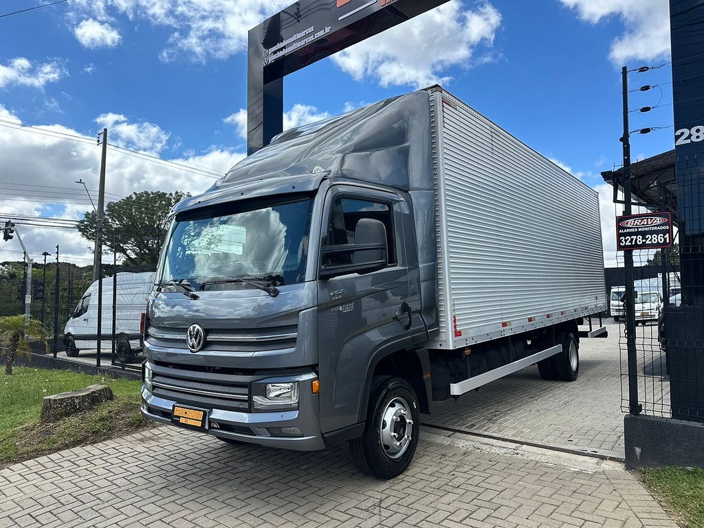 Caminhão VOLKSWAGEN VW 11180 Baú Furgão ANO 2021 de Gauchinho Multimarcas no Paraná