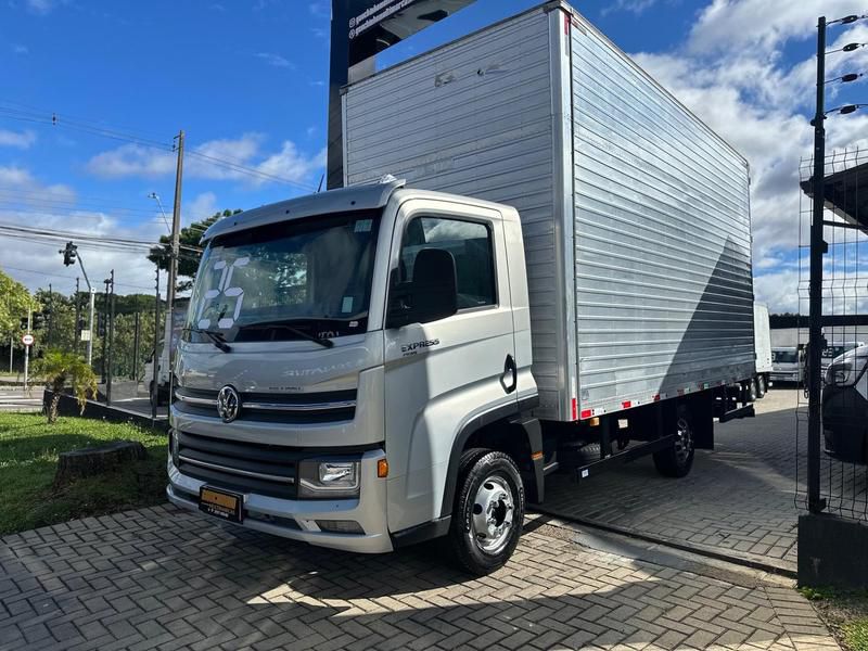 Caminhão VOLKSWAGEN DELIVERY EXPRESS Baú Furgão ANO 2025 de Gauchinho Multimarcas no Paraná
