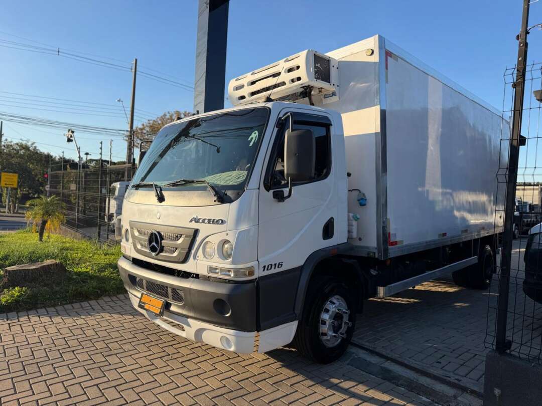 Caminhão MERCEDES BENZ MB 1016 Baú Refrigerado ANO 2019 de Gauchinho Multimarcas no Paraná