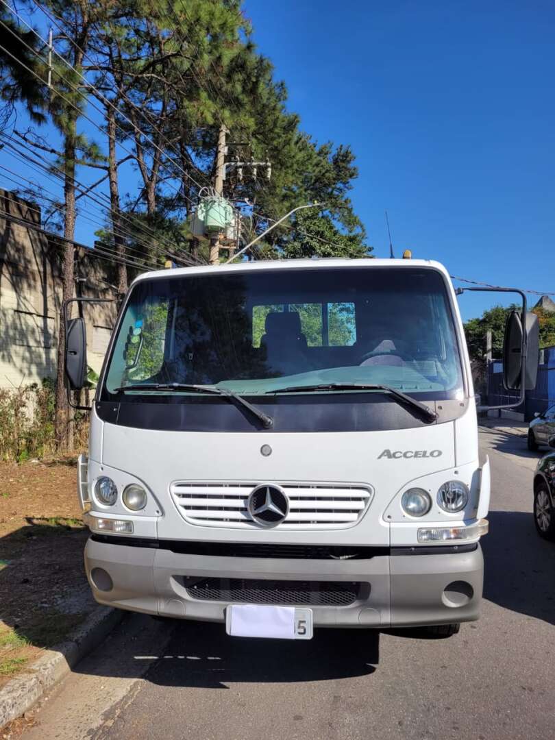Caminhão MERCEDES BENZ MB 715 Carroceria ANO 2009 de Takeshi Tobo em São Paulo