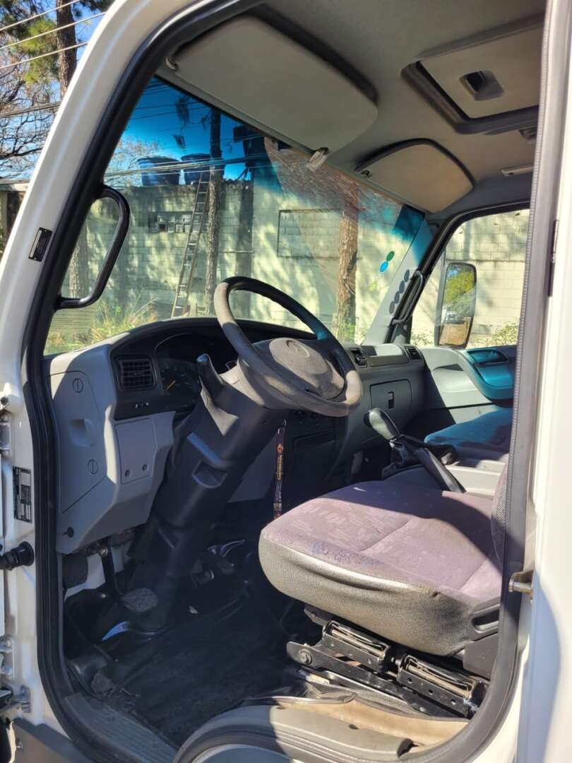 Caminhão MERCEDES BENZ MB 715 Carroceria ANO 2009 de Takeshi Tobo em São Paulo