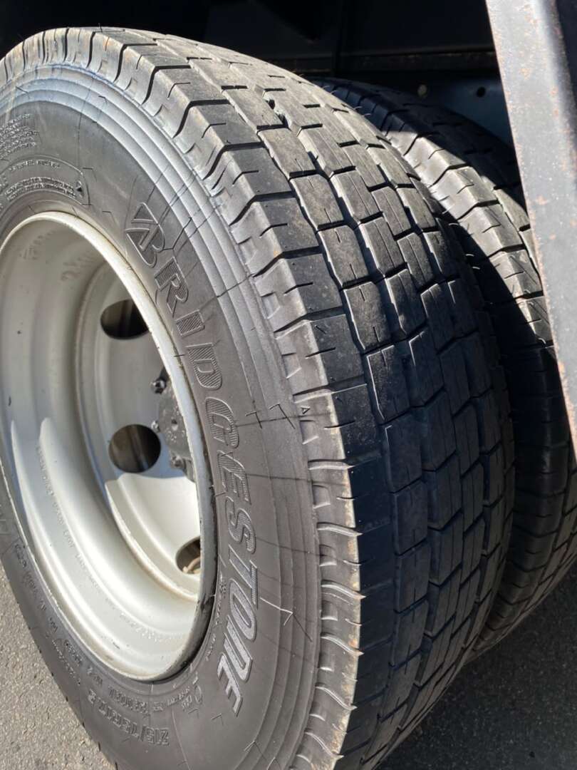 Caminhão MERCEDES BENZ MB 715 Carroceria ANO 2009 de Takeshi Tobo em São Paulo