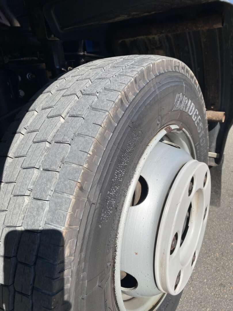 Caminhão MERCEDES BENZ MB 715 Carroceria ANO 2009 de Takeshi Tobo em São Paulo