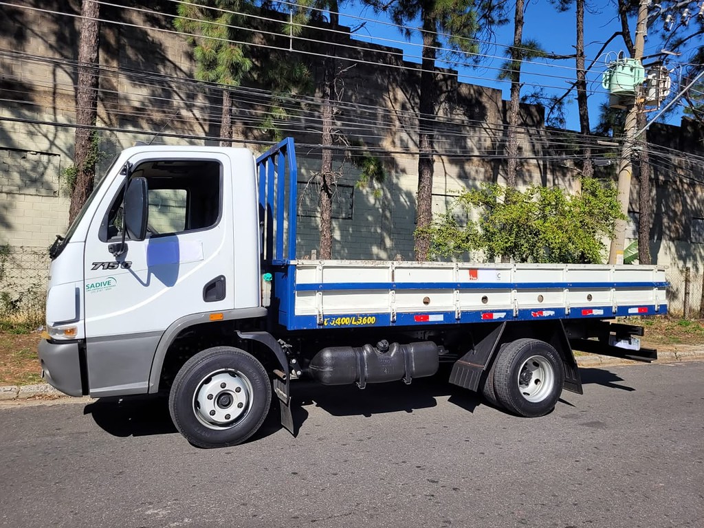 Caminhão MERCEDES BENZ MB 715 Carroceria ANO 2009 de Takeshi Tobo em São Paulo