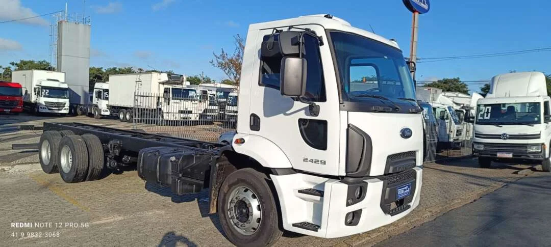 Caminhão FORD CARGO 2429 Chassis ANO 2013 de Vieira Caminhões no Paraná