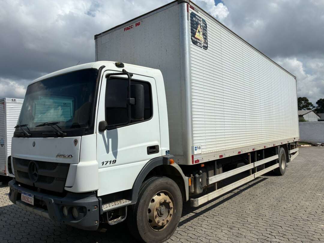 Caminhão MERCEDES BENZ MB 1719 Baú Furgão ANO 2021 de Vieira Caminhões no Paraná