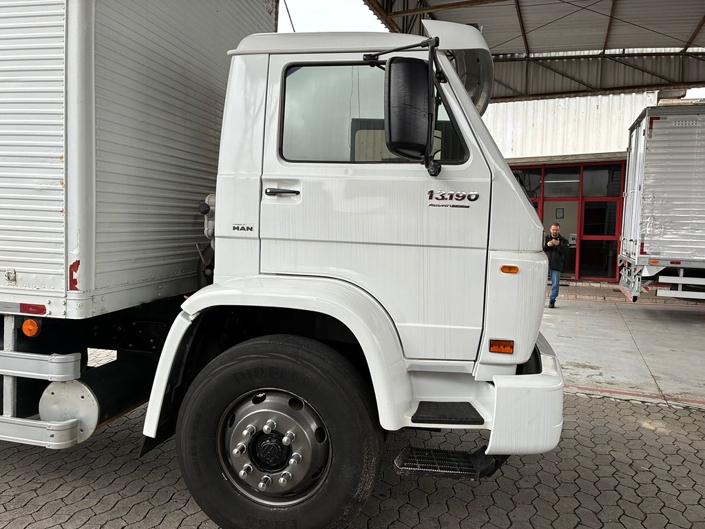 Caminhão VOLKSWAGEN VW 13190 Baú Furgão ANO 2013 de Vieira Caminhões no Paraná