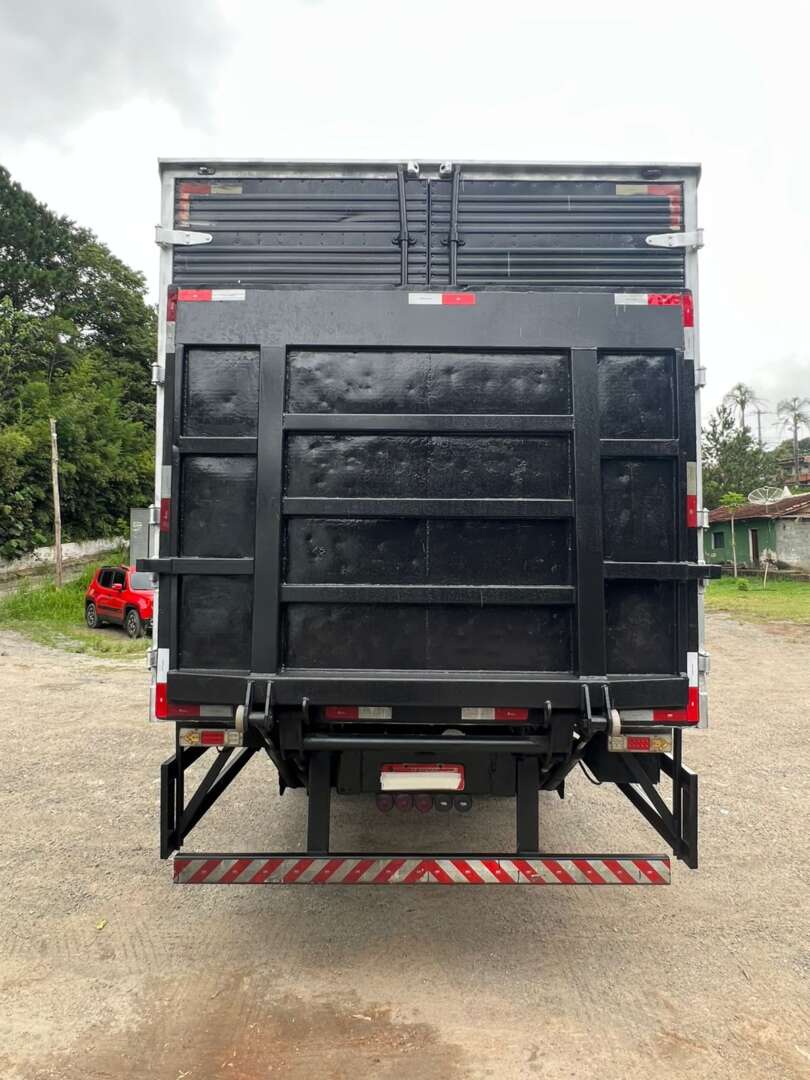 Caminhão VOLKSWAGEN VW 13180 Baú Furgão + Plataforma Elevatória ANO 2009 de Venda Truck Anuncios Osasco SP em São Paulo