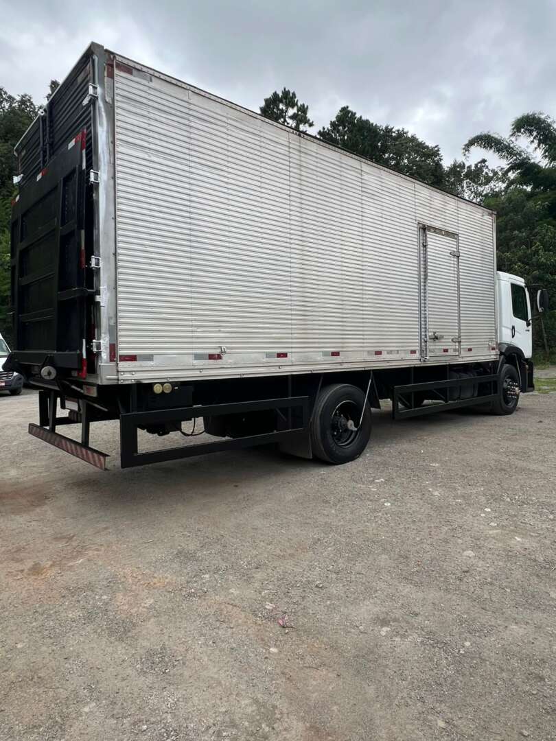 Caminhão VOLKSWAGEN VW 13180 Baú Furgão + Plataforma Elevatória ANO 2009 de Venda Truck Anuncios Osasco SP em São Paulo