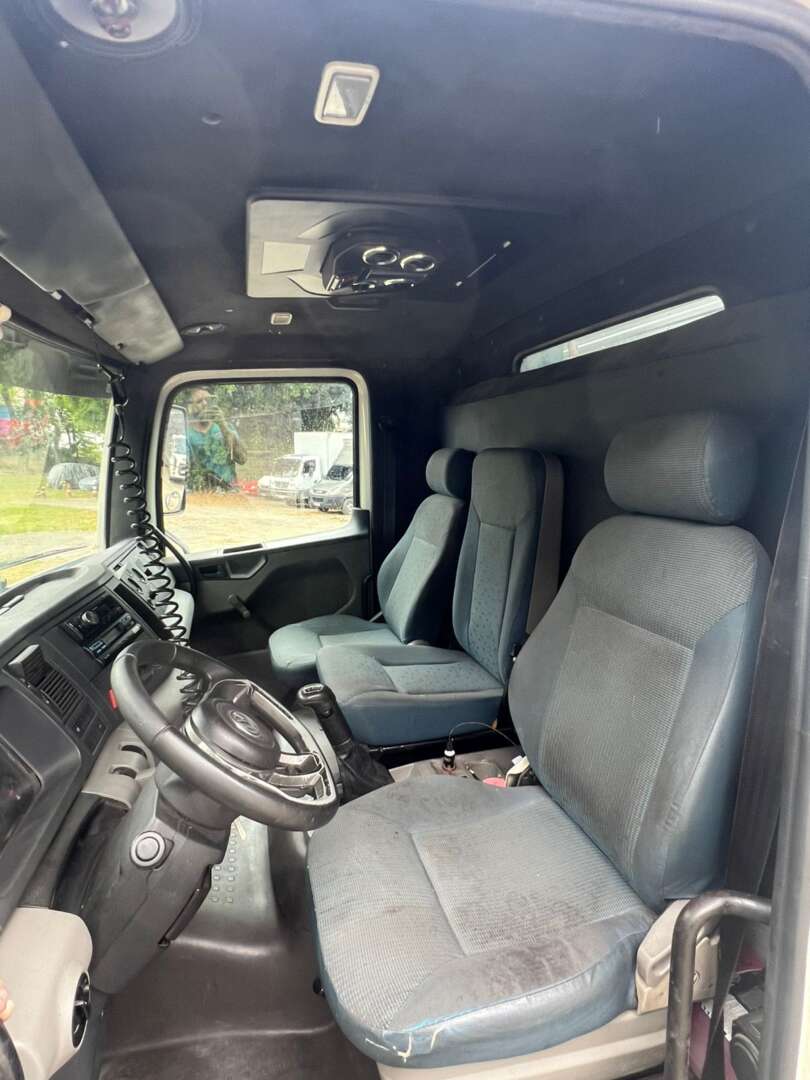 Caminhão VOLKSWAGEN VW 13180 Baú Furgão + Plataforma Elevatória ANO 2009 de Venda Truck Anuncios Osasco SP em São Paulo