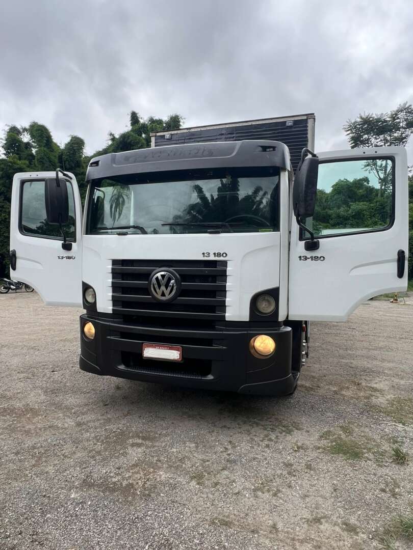 Caminhão VOLKSWAGEN VW 13180 Baú Furgão + Plataforma Elevatória ANO 2009 de Venda Truck Anuncios Osasco SP em São Paulo