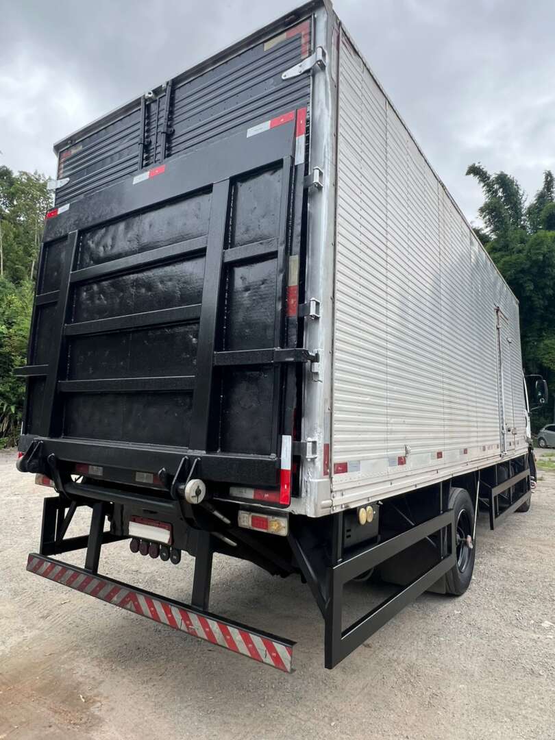 Caminhão VOLKSWAGEN VW 13180 Baú Furgão + Plataforma Elevatória ANO 2009 de Venda Truck Anuncios Osasco SP em São Paulo