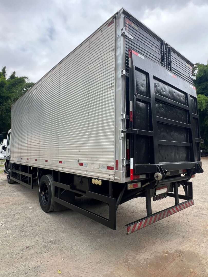 Caminhão VOLKSWAGEN VW 13180 Baú Furgão + Plataforma Elevatória ANO 2009 de Venda Truck Anuncios Osasco SP em São Paulo