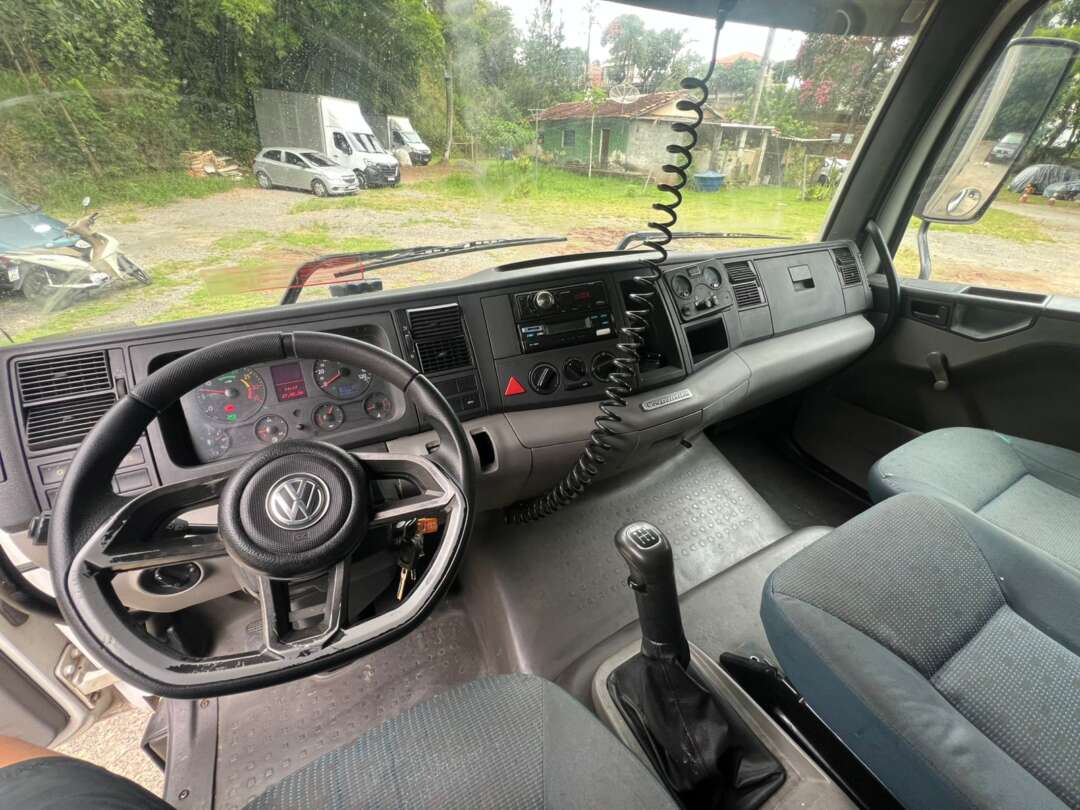 Caminhão VOLKSWAGEN VW 13180 Baú Furgão + Plataforma Elevatória ANO 2009 de Venda Truck Anuncios Osasco SP em São Paulo