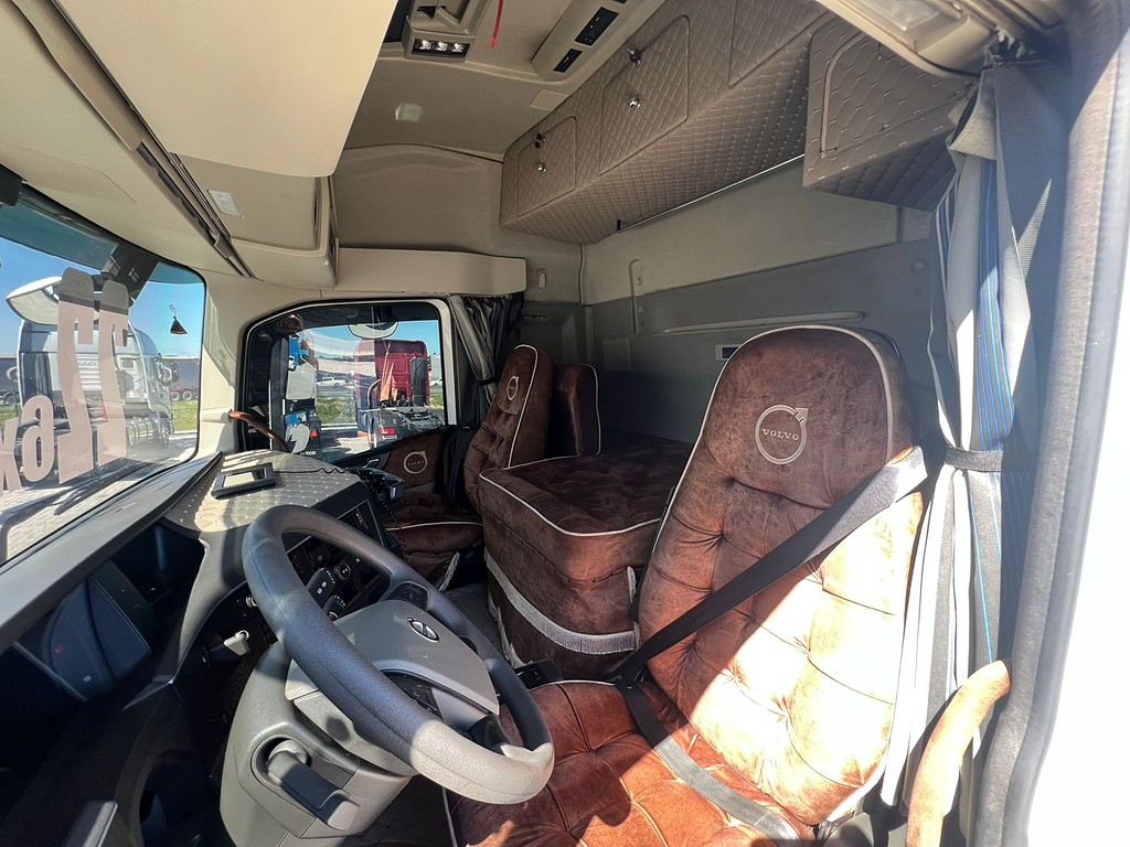 Caminhão VOLVO FH 540 Cavalo Mecânico ANO 2022 de Rodolima Caminhoes no Paraná