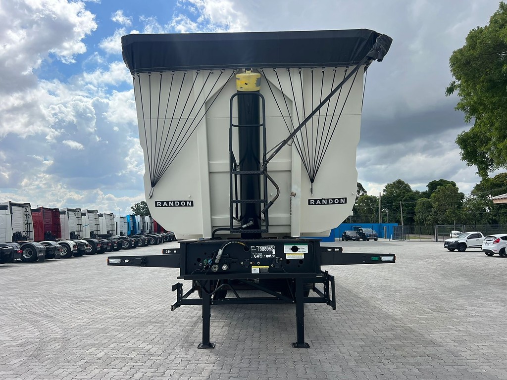 Carreta SEMI-REBOQUE BASCULANTE Randon ANO 2023 4 Eixos de Rodolima Caminhoes no Paraná