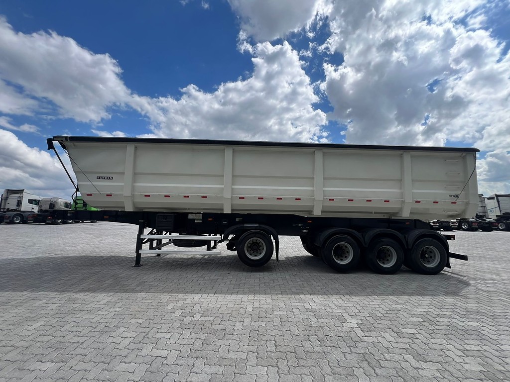 Carreta SEMI-REBOQUE BASCULANTE Randon ANO 2023 4 Eixos de Rodolima Caminhoes no Paraná