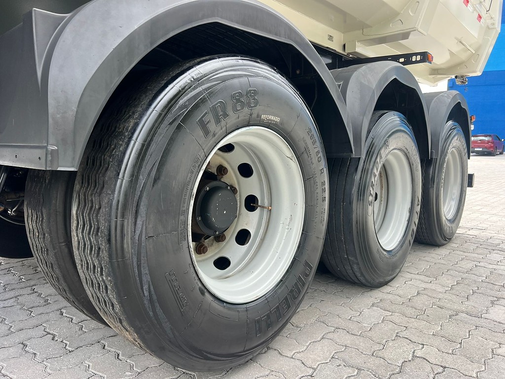 Carreta SEMI-REBOQUE BASCULANTE Randon ANO 2023 4 Eixos de Rodolima Caminhoes no Paraná