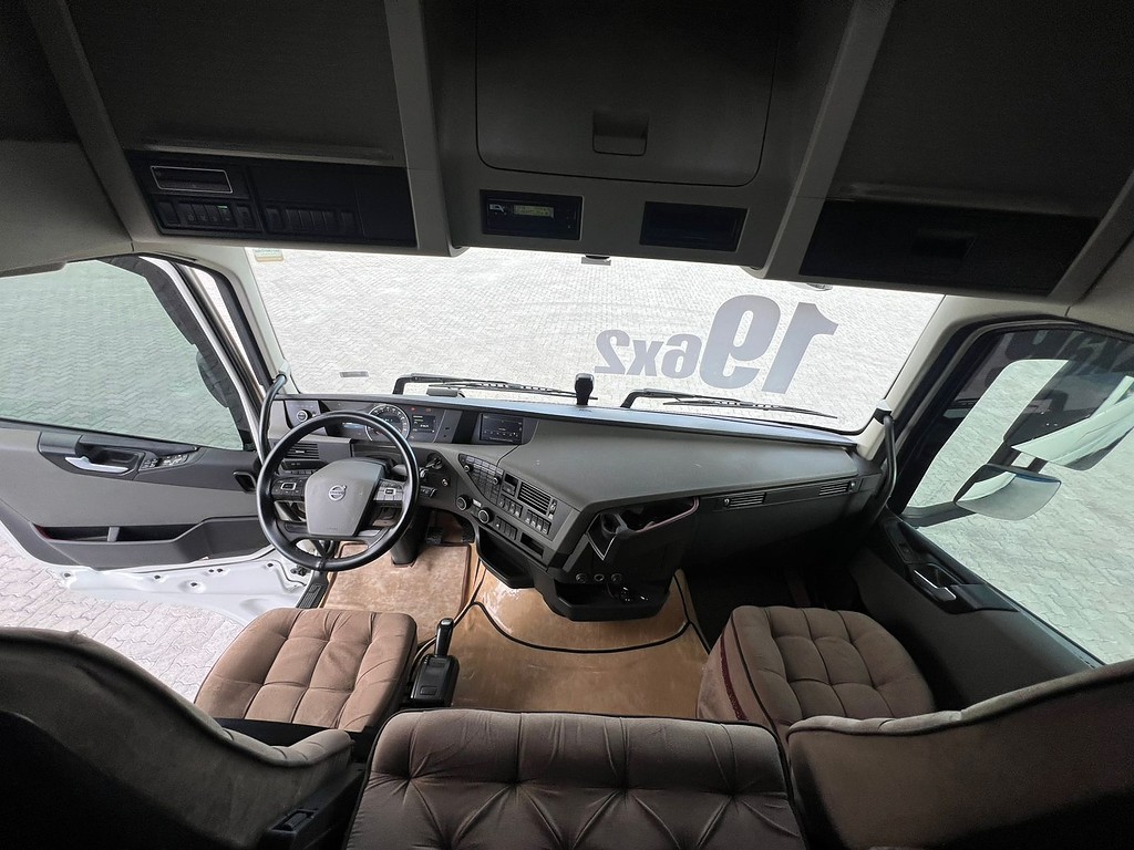 Caminhão VOLVO FH 460 Cavalo Mecânico ANO 2019 de Rodolima Caminhoes no Paraná