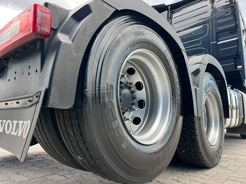 Caminhão VOLVO FH 460 Cavalo Mecânico ANO 2024 de Rodolima Caminhoes no Paraná