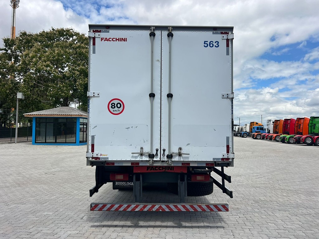 Caminhão VOLVO VM 270 Baú Furgão ANO 2021 de Rodolima Caminhoes no Paraná