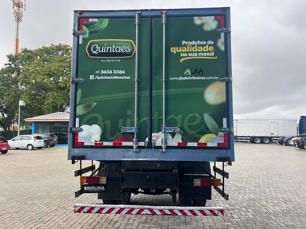 Caminhão MERCEDES BENZ MB 1718 Baú Frigorífico ANO 2009 de Rodolima Caminhoes no Paraná