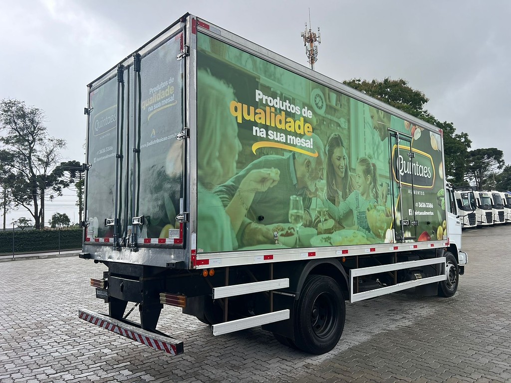 Caminhão MERCEDES BENZ MB 1718 Baú Frigorífico ANO 2009 de Rodolima Caminhoes no Paraná