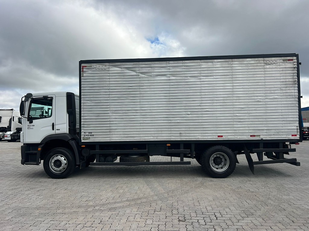 Caminhão VOLKSWAGEN VW 17230 Baú Furgão ANO 2017 de Rodolima Caminhoes no Paraná