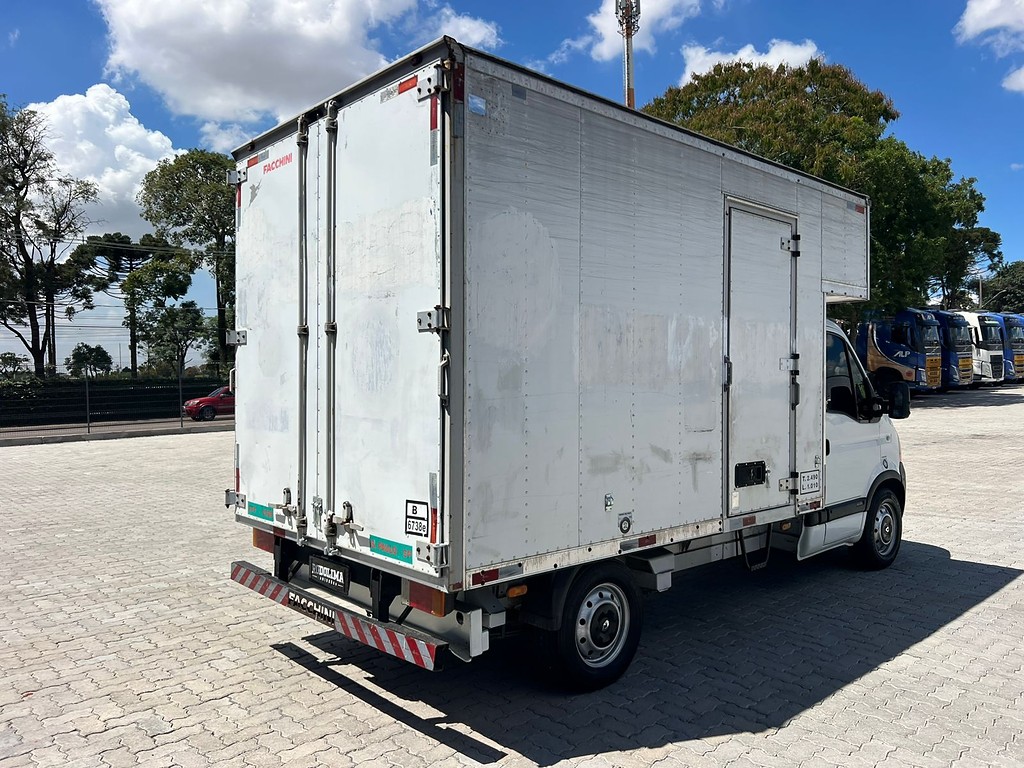 Caminhão RENAULT MASTER Baú Furgão ANO 2013 de Rodolima Caminhoes no Paraná