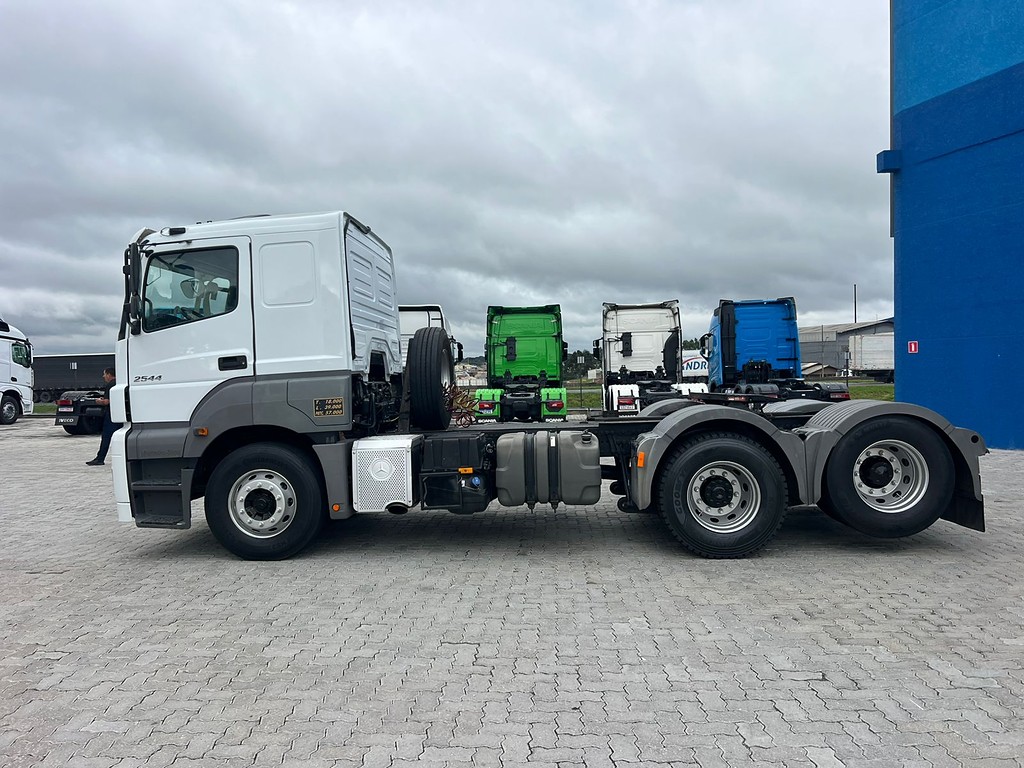 Caminhão MERCEDES BENZ MB 2544 Cavalo Mecânico ANO 2021 de Rodolima Caminhoes no Paraná