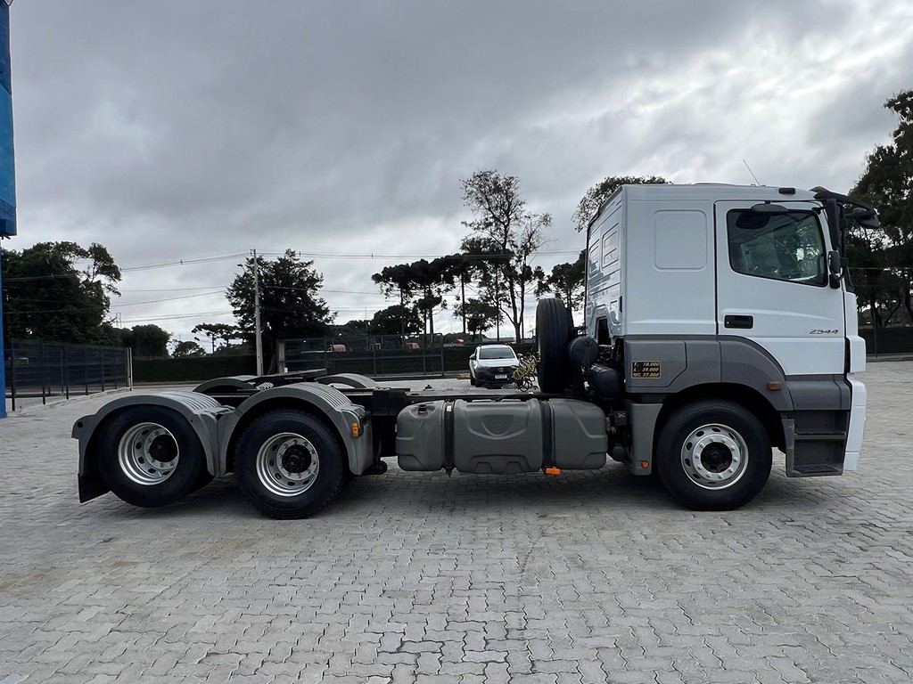Caminhão MERCEDES BENZ MB 2544 Cavalo Mecânico ANO 2021 de Rodolima Caminhoes no Paraná
