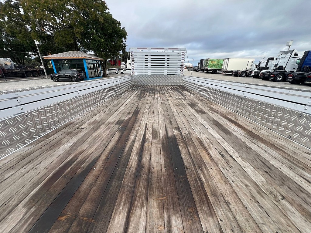 Caminhão VOLKSWAGEN VW 11180 Carroceria ANO 2023 de Rodolima Caminhoes no Paraná