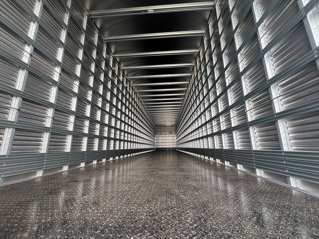 Carreta SEMI-REBOQUE BAU FURGAO Randon ANO 2026 3 Eixos de Rodolima Caminhoes no Paraná