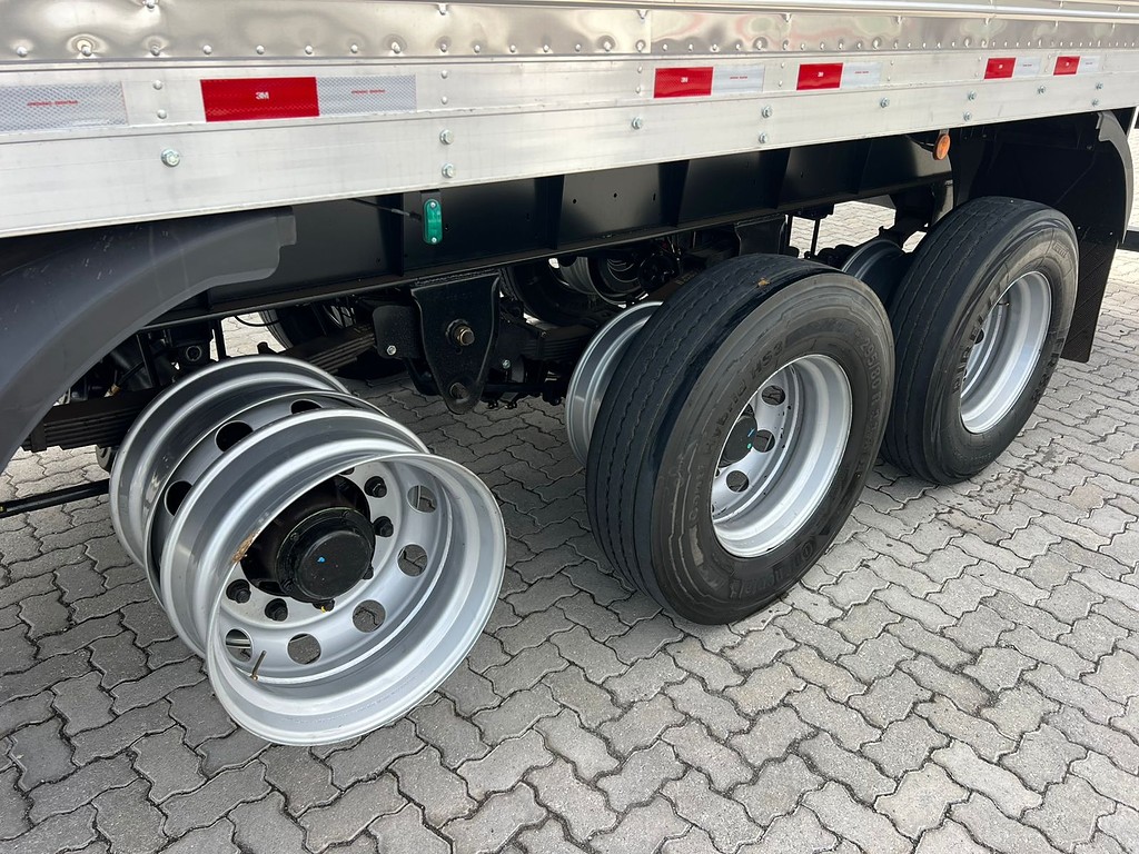 Carreta SEMI-REBOQUE BAU FURGAO Randon ANO 2026 3 Eixos de Rodolima Caminhoes no Paraná