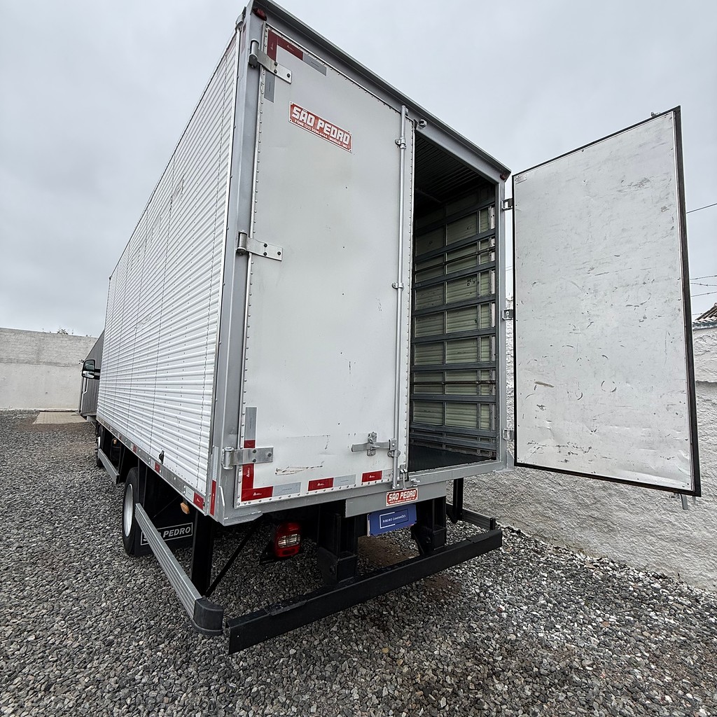 Caminhão FORD CARGO 1119 Baú Furgão ANO 2017 de Ribeiro Caminhões no Paraná