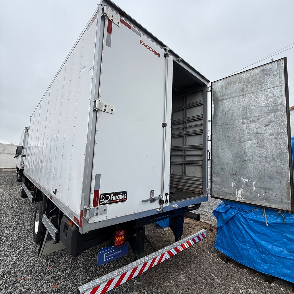 Caminhão FORD CARGO 1119 Baú Furgão ANO 2017 de Ribeiro Caminhões no Paraná