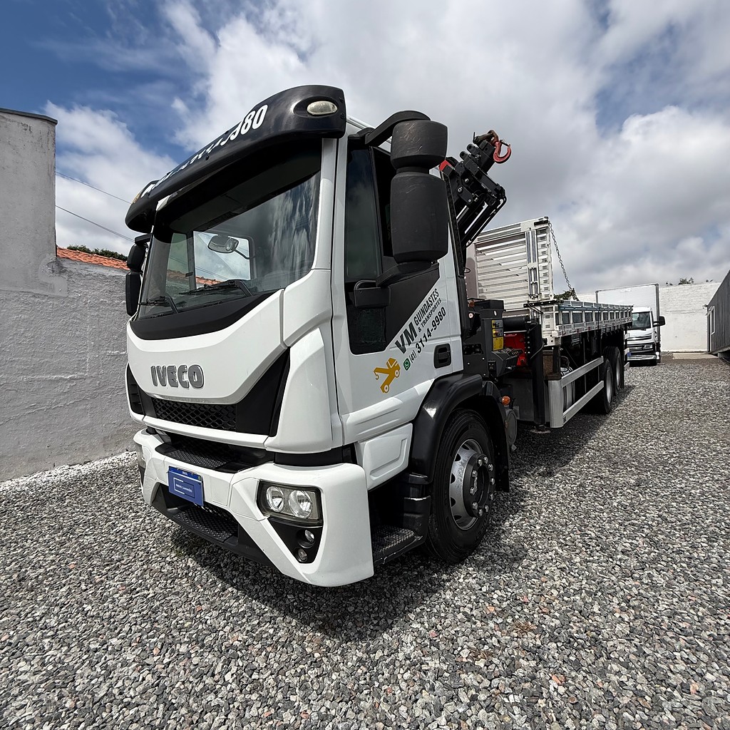 Caminhão IVECO TECTOR 240E22 Guincho Munck ANO 2014 de Ribeiro Caminhões no Paraná