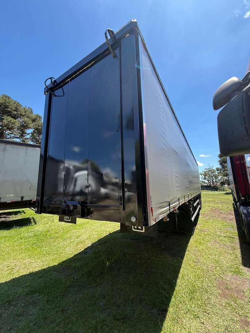 Carreta SEMI-REBOQUE BAU SIDER Randon ANO 2018 3 Eixos de Ribeiro Caminhões no Paraná