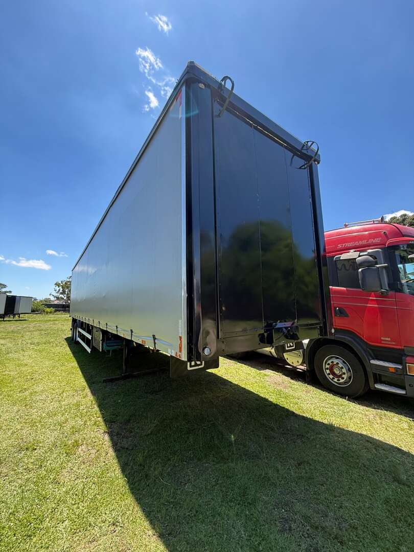 Carreta SEMI-REBOQUE BAU SIDER Randon ANO 2018 3 Eixos de Ribeiro Caminhões no Paraná