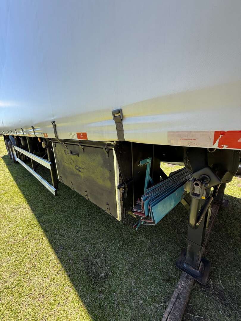 Carreta SEMI-REBOQUE BAU SIDER Randon ANO 2018 3 Eixos de Ribeiro Caminhões no Paraná